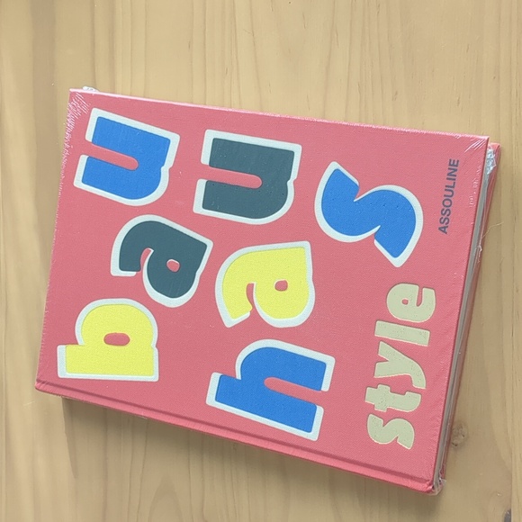 BNWT Assouline Bauhaus book - Picture 1 of 3